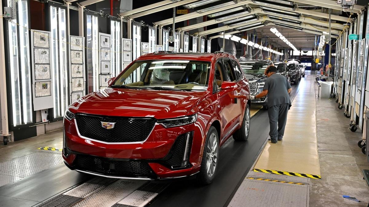  General Motors opreşte producţia de vehicule la patru fabrici, din cauza deficitului de cipuri