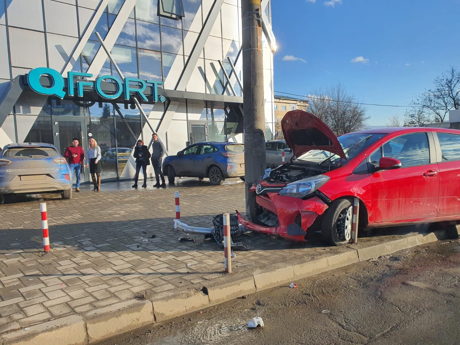  FOTO: Mașină distrusă după ce șoferul a pierdut controlul volanului în Tătărași