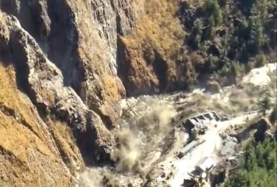  VIDEO Sute de oameni dispăruți și zeci de morți după ce s-a rupt un baraj de acumulare a apei