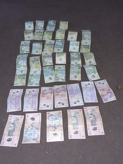  Indignare după ce primăria a postat o imagine cu bani confiscaţi de la un cerşetor