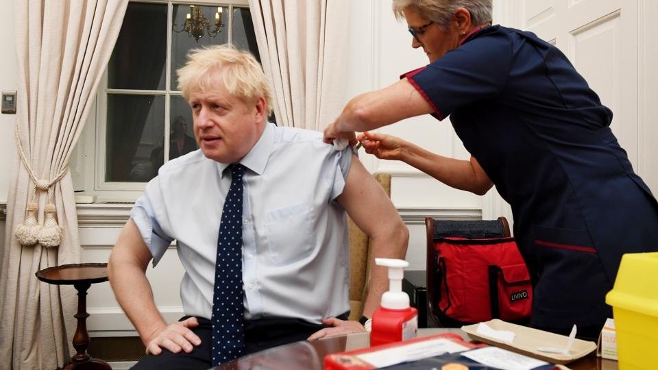  Boris Johnson: Trebuie să ne obişnuim cu ideea re-vaccinării în sezonul de toamnă