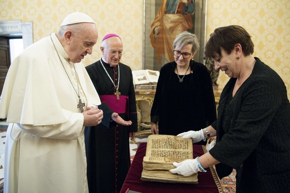 Un manuscris irakian vechi salvat din mâinile jihadiştilor a fost prezentat Papei Francisc