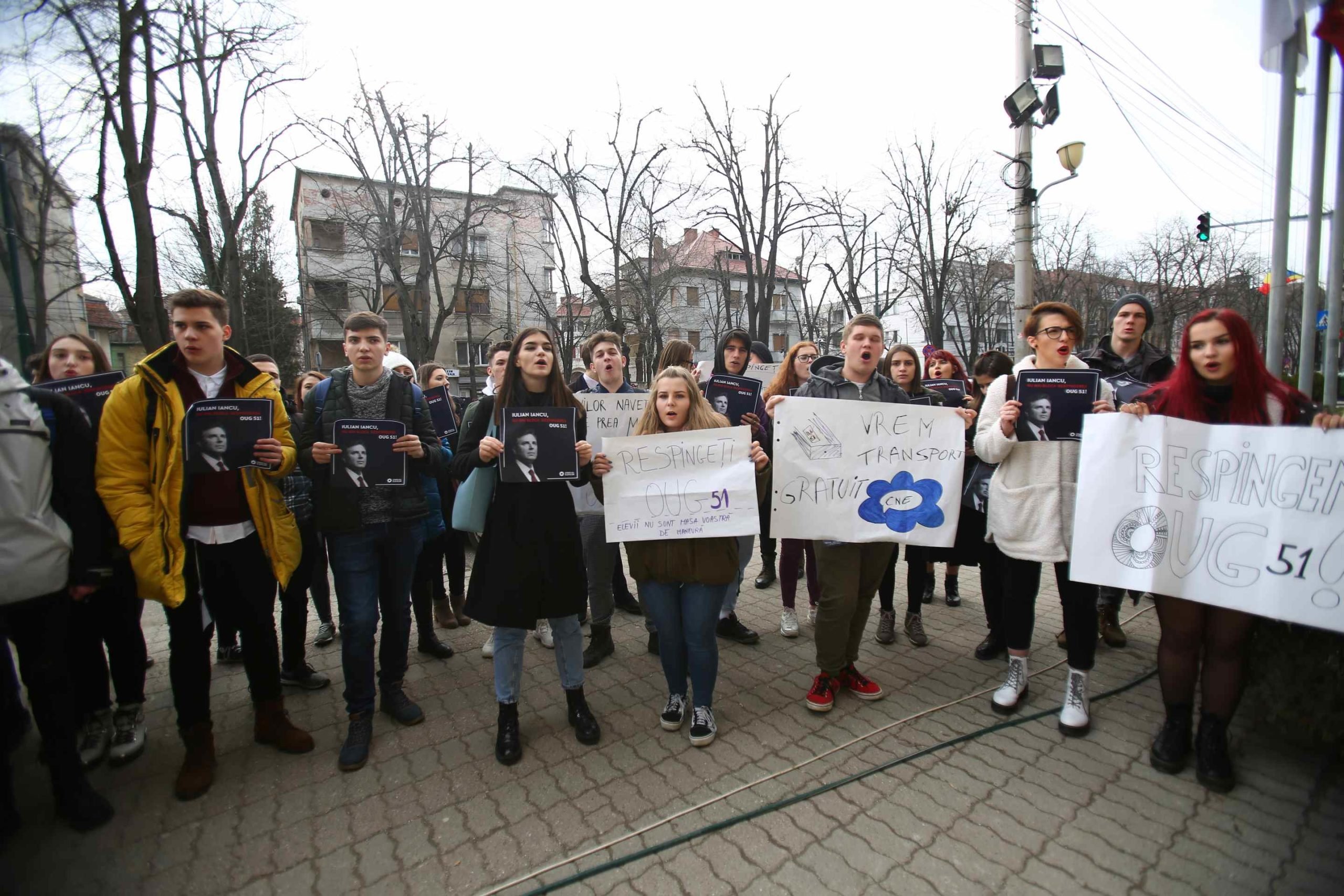  Elevi și studenți din toată țara protestează în Piața Victoriei după ce Guvernul le-a tăiat gratuitatea la transport