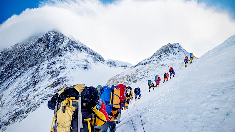 Doi alpiniști au mințit că au cucerit Everestul. Acum nu mai au voie nici să se apropie de el