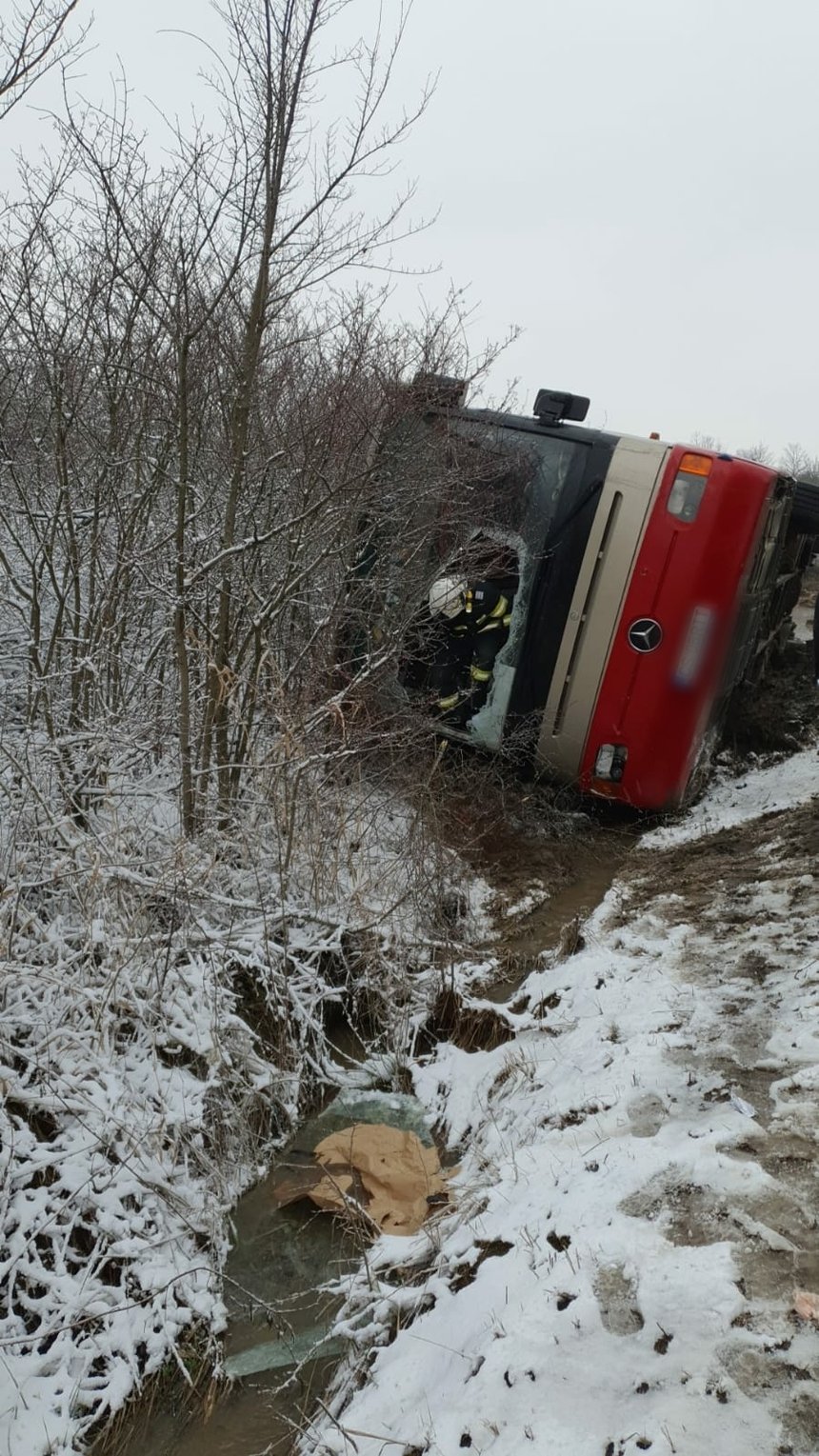  (FOTO) Plan Roşu de Intervenţie în Caraş-Severin, după ce un autocar cu pasageri s-a răsturnat