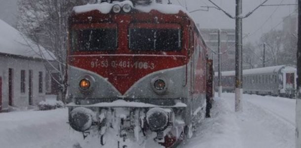  Traficul feroviar se desfăşoară în condiţii de ninsoare viscolită pe toate magistralele