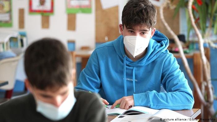  Ministerul Educaţiei: Alţi 46 de elevi şi 30 de angajaţi din învăţământ au fost confirmaţi cu coronavirus în ultimele două zile