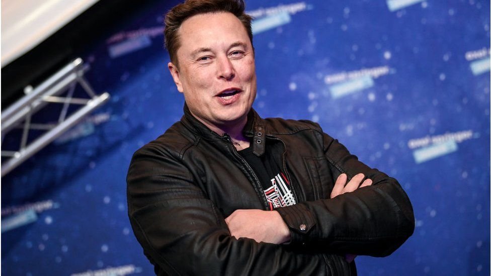  Miliardarul Elon Musk susţine că dacă doarme mai puţin de şase ore îI scade productivitatea