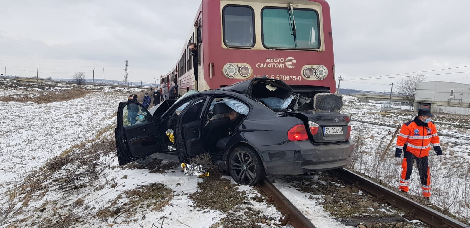  VIDEO EXCLUSIV Accident de tren cu doi morți la Vlădeni. BMW târât pe șine de un tren