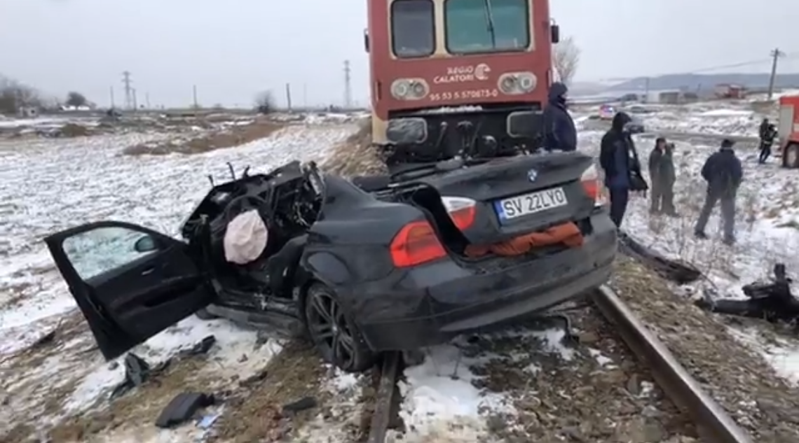  VIDEO EXCLUIV Atât a rămas din BMW-ul lovit de tren la Vlădeni. Acțiunea dramatică de descarcerare a victimelor, doar pe Ziarul de Iași