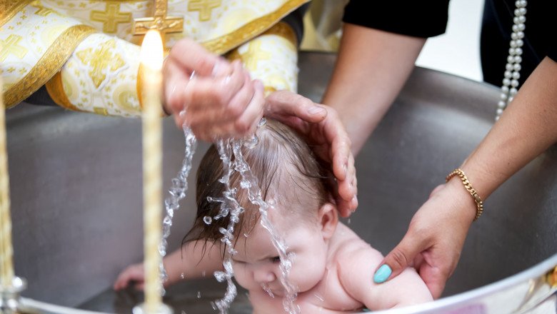  Se schimbă Botezul? Noua procedură a ajuns pe masa Patriarhiei