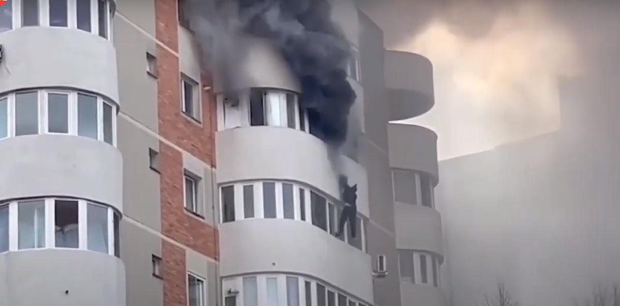 VIDEO Saltul mortal al unei femei din apartamentul care a luat foc la Constanța. ATENȚIE! IMAGINI cu puternic impact emoțional