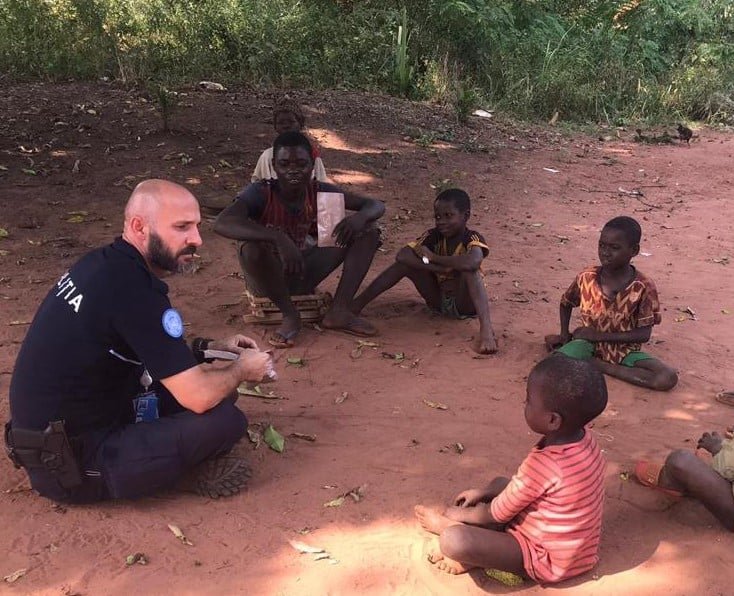  Un polițist român, prietenul cu ciocolată și gumă de mestecat al copiilor din Republica Centrafricană