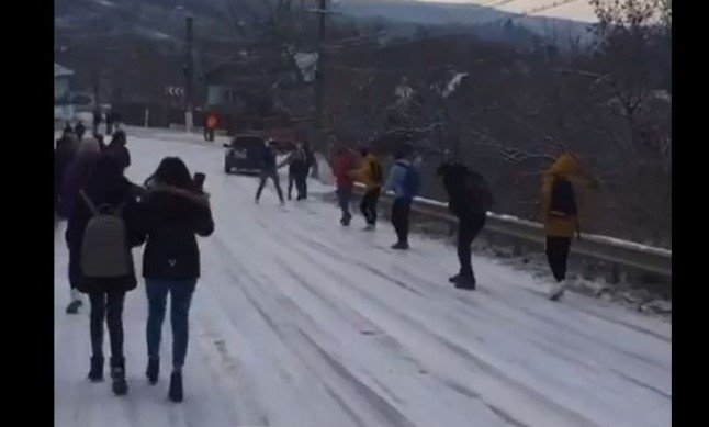 VIDEO Călători dați jos din autobuz din cauza gheții de pe asfalt, în Prahova. Oamenii au stat în frig o oră