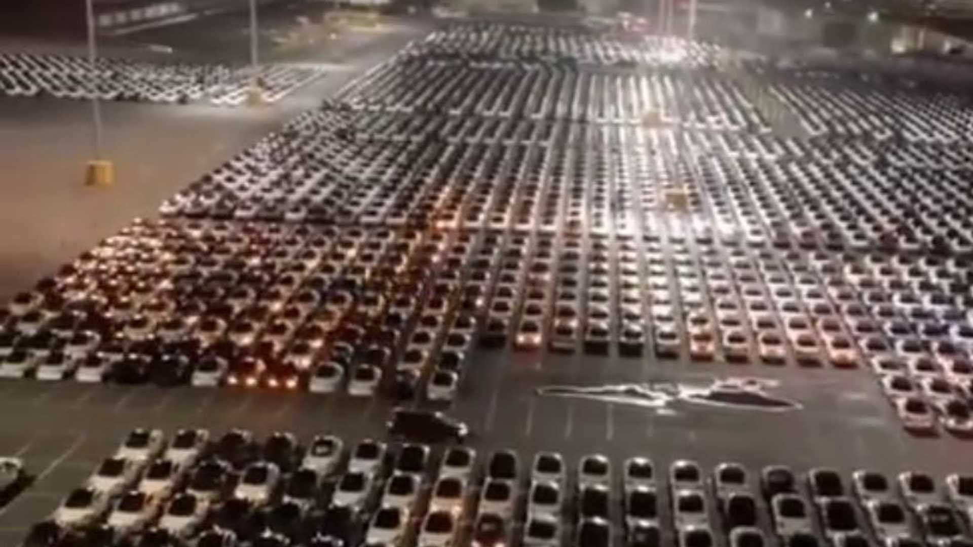  VIDEO Momentul în care sute de mașini Tesla primesc un update. Imaginile inedite fac înconjurul internetului