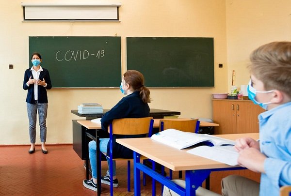  Bilanţul infectărilor cu COVID în școli: 600 elevi și 472 angajați confirmați pozitiv