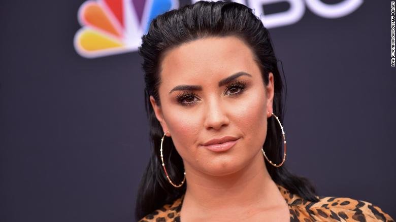  Cântăreaţa Demi Lovato a dezvăluit că a suferit trei atacuri cerebrale şi un atac de cord după o supradoză de droguri