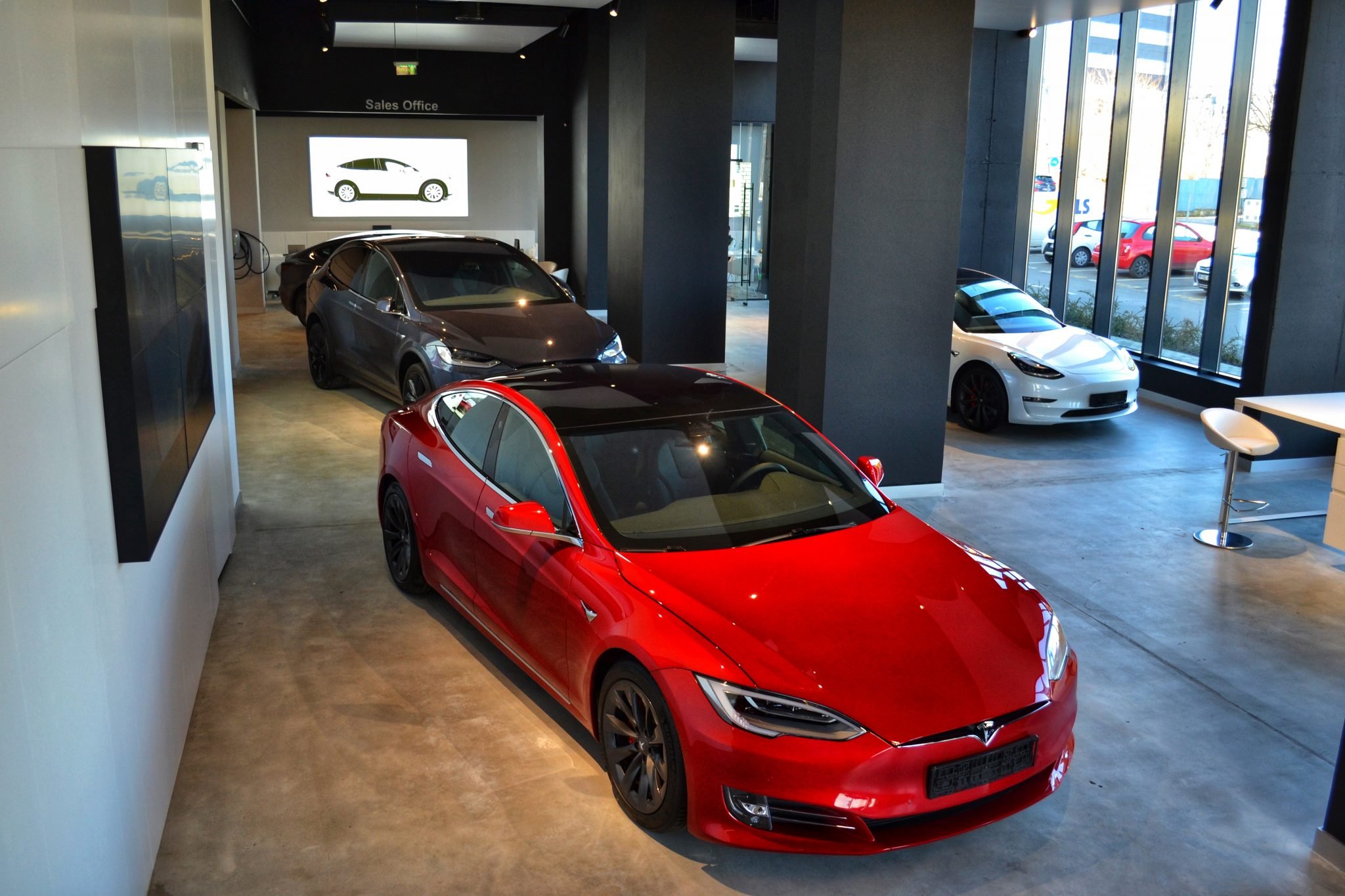  La Bucureşti s-a deschis cel mai mare showroom Tesla din estul Europei