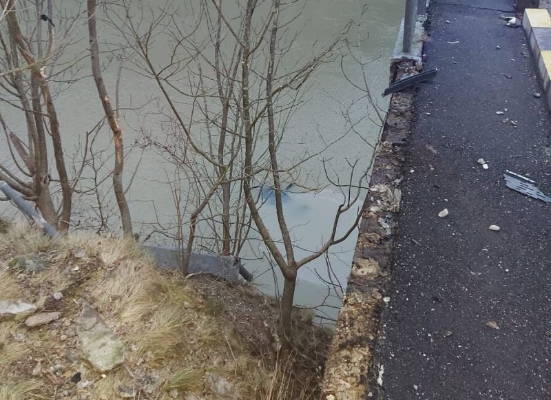  VIDEO Accident înfiorător pe Valea Oltului. O maşină a căzut în râu de pe un pod, de la 20 de metri înălţime