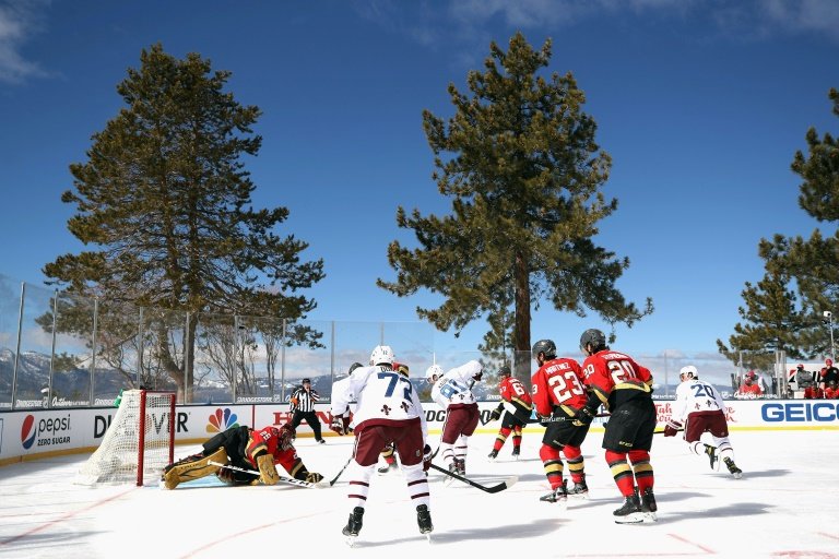  Un meci din NHL, întrerupt din cauza soarelui puternic care topea gheaţa