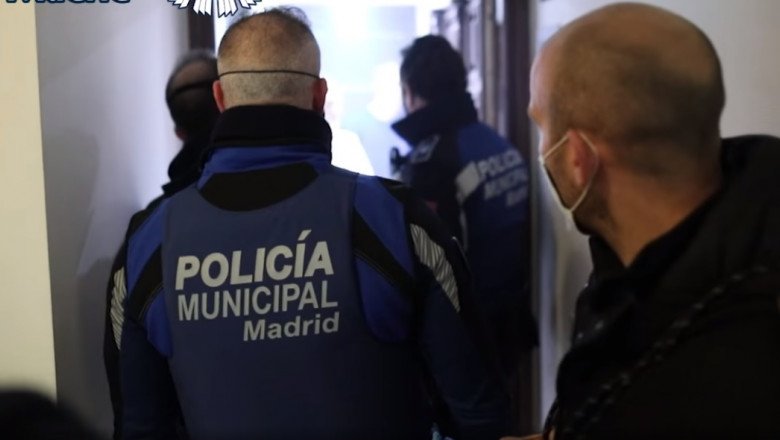  VIDEO: Polițiștii care au spart petrecerile ilegale la Madrid au scos oameni de sub saltele