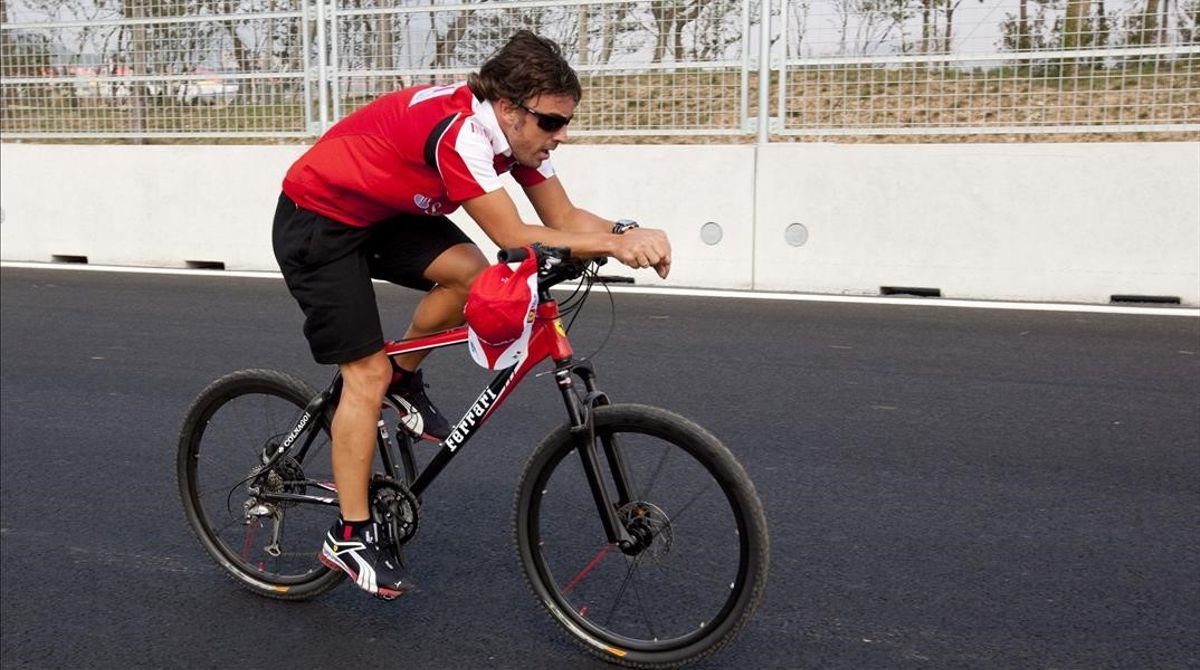  Fernando Alonso a revenit pe bicicletă după accidentul suferit în urmă cu zece zile