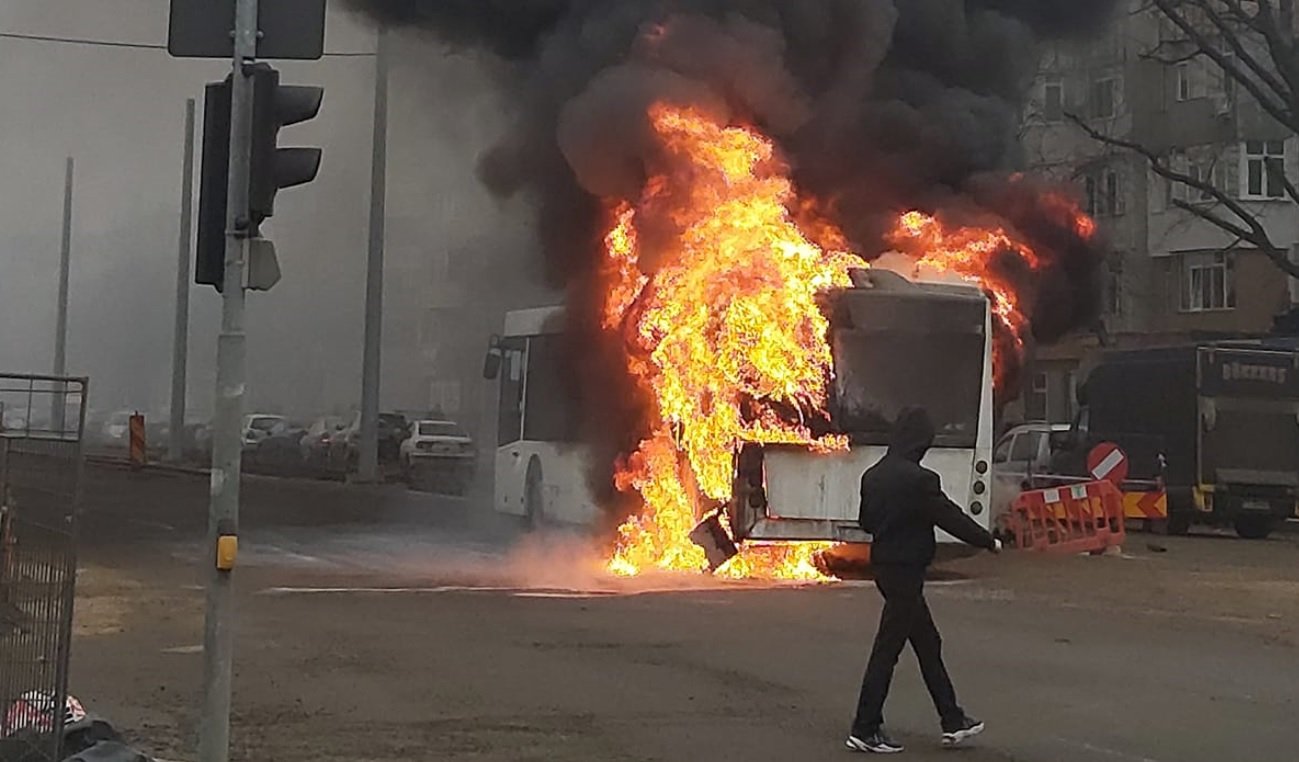  VIDEO Un autobuz plin cu călători a luat foc în mers și a ars ca o torță la Galați
