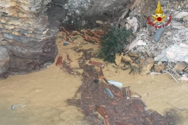  VIDEO Alunecare de teren sinistră în Italia. Sute de sicrie plutesc în mare