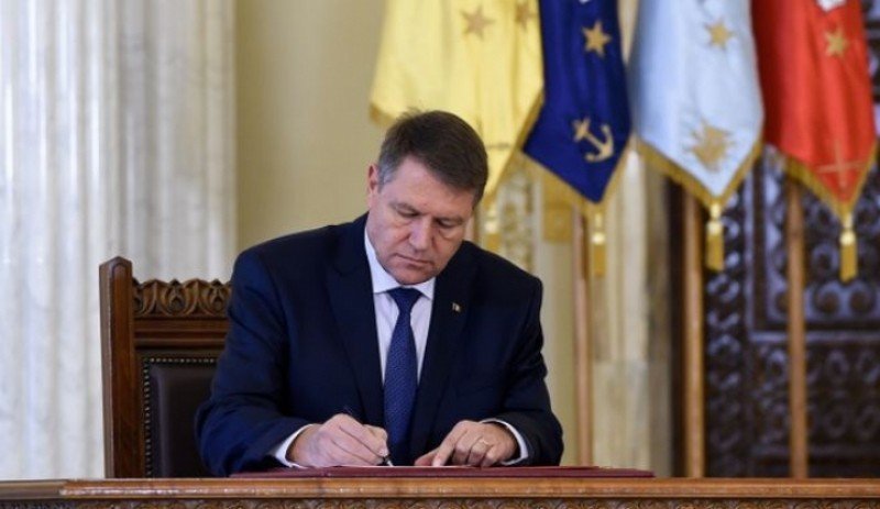 Klaus Iohannis a promulgat legea care elimină pensile speciale ale parlamentarilor