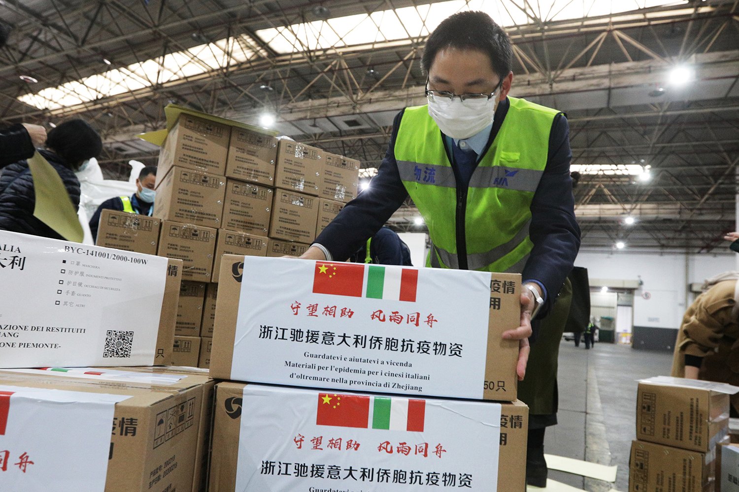  De ce preferă companiile chineze să lucreze cu muncitori din China chiar şi în Europa