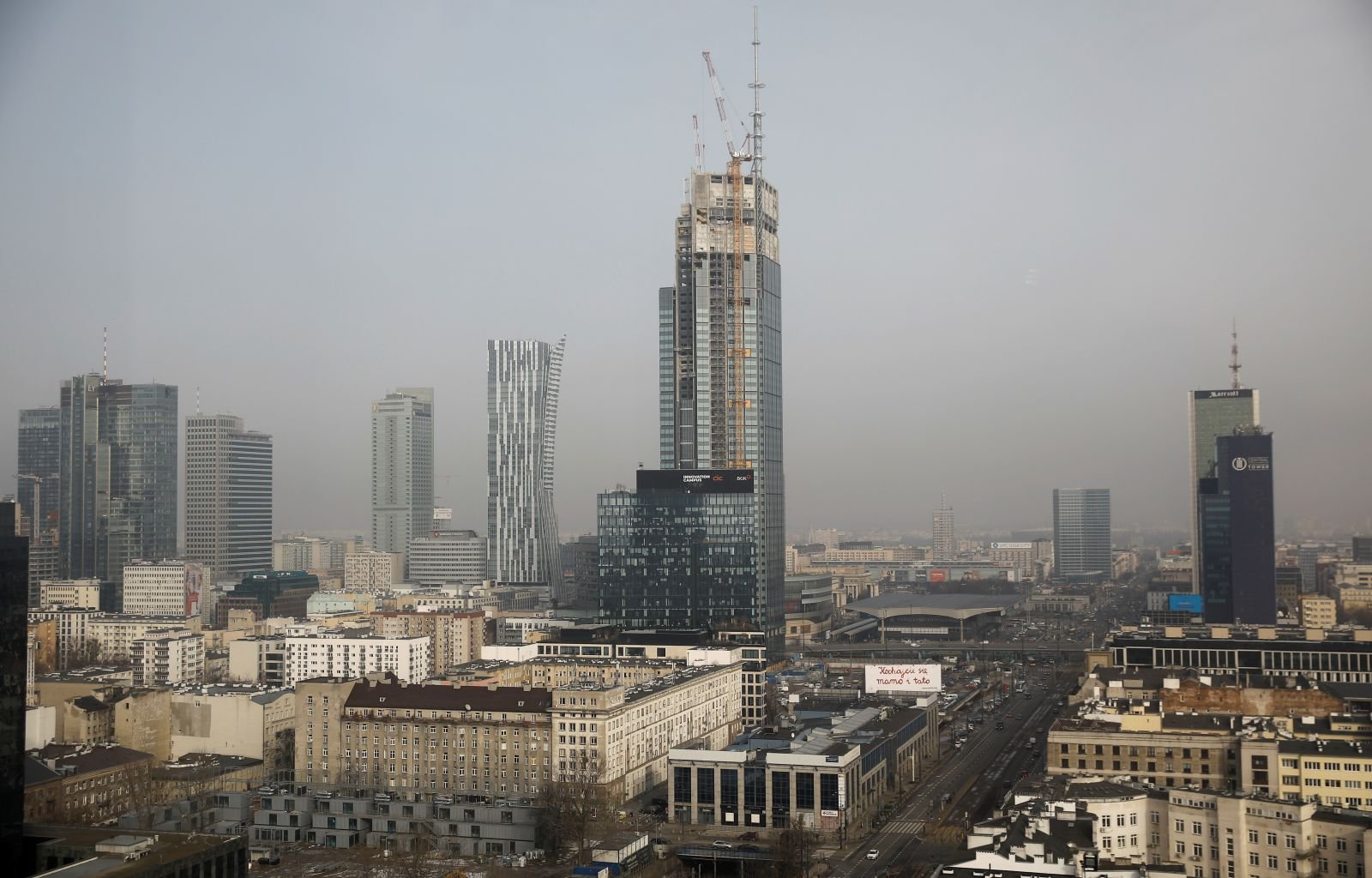  Un zgârie-nori din Varşovia a devenit cea mai înaltă clădire din Uniunea Europeană