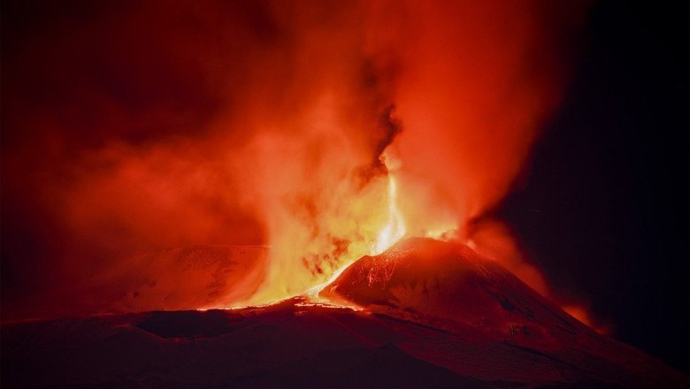  Vulcanul Etna a erupt joi pentru a şasea oară în ultimele opt zile