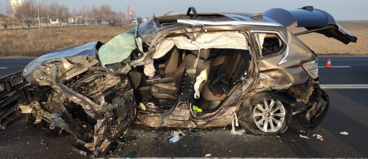  FOTO: Impact nimicitor între un autoturism şi un autoutilitară: trei morţi pe loc