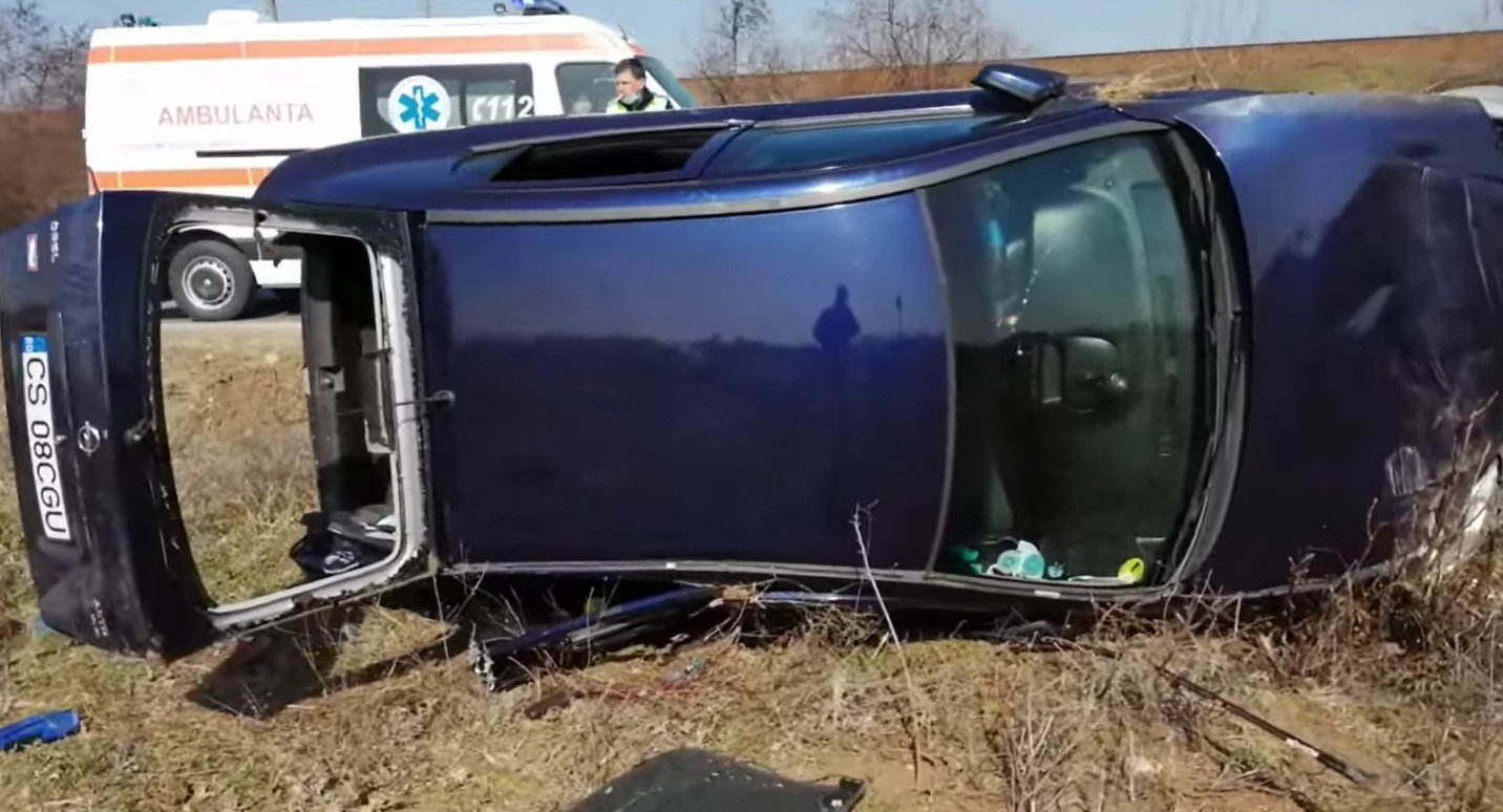  VIDEO: Femeie decedată şi alte două persoane rănite după ce maşina în care se aflau s-a răsturnat