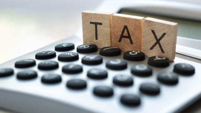  Cele mai stupide taxe inventate pentru a lua banii oamenilor: Taxa pe lașitate, impozit pe numărul de geamuri sau taxa pe barbă