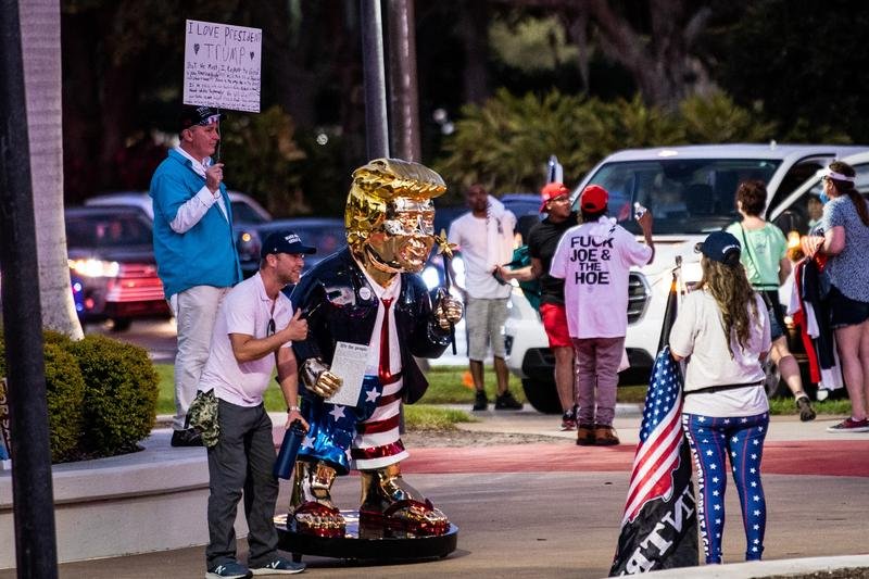  Val de ironii în SUA după ce s-a aflat că statuia aurită a lui Trump a fost realizată în Mexic