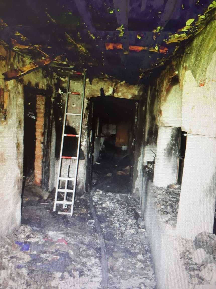  Un bărbat de 49 de ani şi fiica sa de 8 ani, găsiţi carbonizaţi în urma unui incendiu la o casă