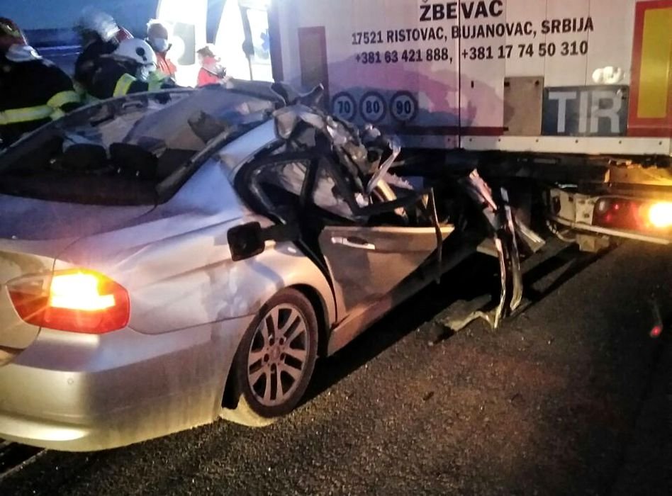  Accident devastator pe Autostrada A1: Un BMW s-a strivit de un TIR oprit pe banda de urgență