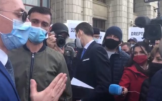  VIDEO Epic fail: Ministrul Stelian Ion a discutat cu protestari care cereau dezincriminarea conducerii fără permis, crezând că sunt protestatari pentru dosarul 10 august