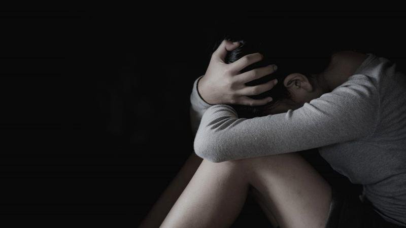  O fată de 13 ani a fost abuzată sexual timp de cinci ani de mama şi de tatăl ei