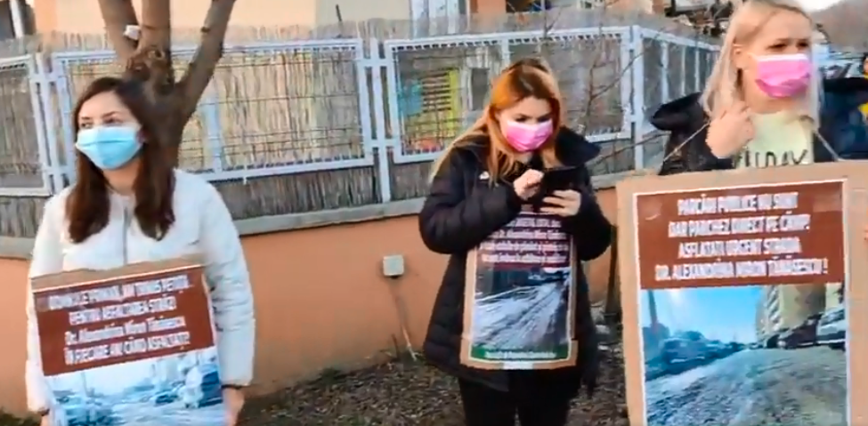  VIDEO: Proteste în stradă la Iași din cauza noroaielor de pe drum. Reacția Primăriei