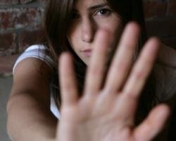  Doi tineri au agăţat o adolescentă şi apoi au violat-o într-o casă părăsită