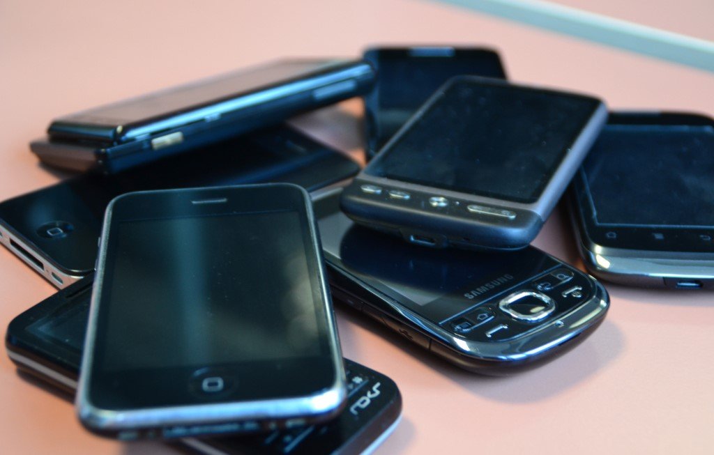  Românii au uitate în sertare peste 22 de milioane de telefoane mobile vechi