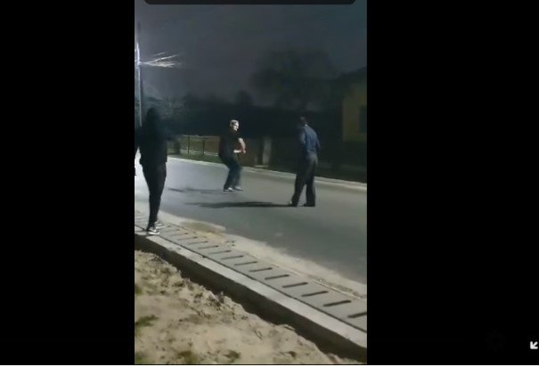  VIDEO: Bărbat bătut în plină stradă cu un par. Poliţia intervine după ce vede imaginea pe Facebook