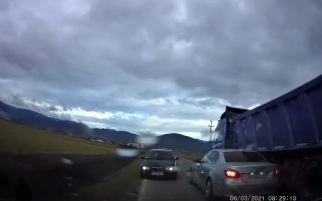  (VIDEO) Depășire de coşmar făcută de un șofer pe drumul spre Transalpina