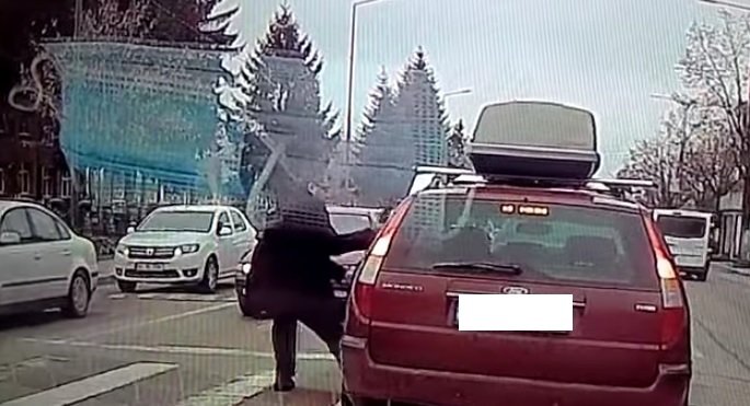  VIDEO Bătaie între șoferi, sub ochii Poliției după o șicanare în trafic