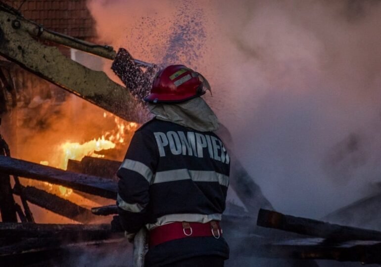  Casă cuprinsă de flăcări în județul Iași! Risc de propagare a focului
