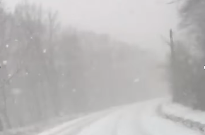  VIDEO Atenție mare la drum! Ninge viscolit, șoseaua este acoperită cu zăpadă