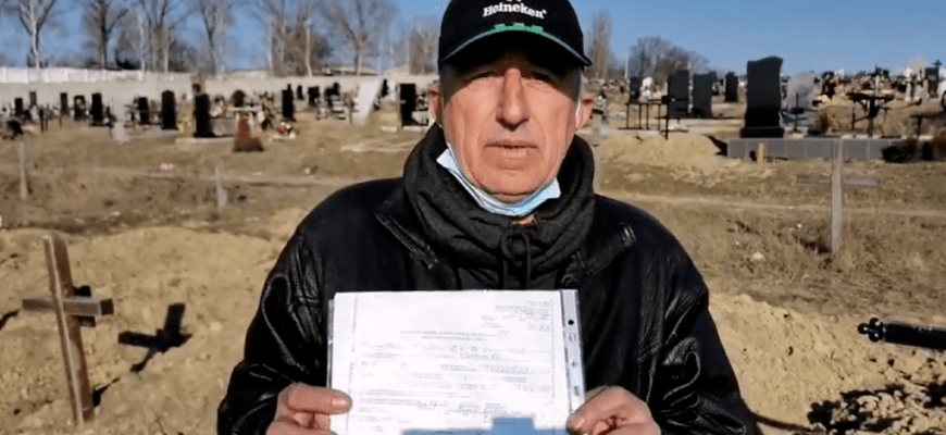  VIDEO Un moldovean întors acasă a aflat că a murit și că este înmormântat. Și-a găsit chiar și crucea