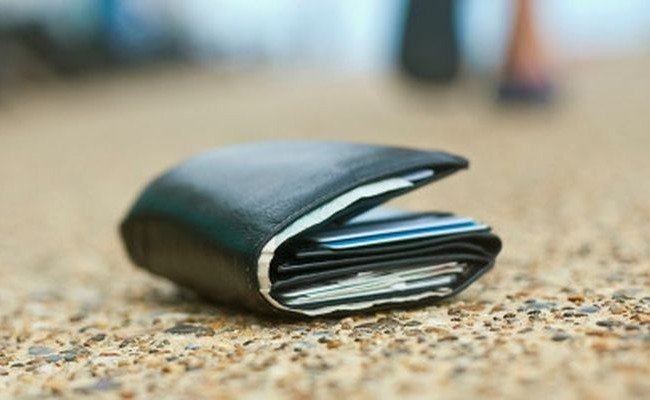  Bacău: Anchetaţi pentru furt, după ce au înapoiat un portofel găsit pe stradă
